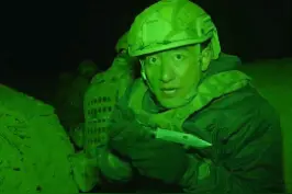 【匕首枪！我军侦察兵高原夜袭曝光硬核装备】近日，新疆军区某师在海拔4700多米的喀喇昆仑，展开了一场夜间破袭演练。我军官兵凭借超凡的技能和先进的装备，一招制敌、一击必杀。视频封面