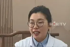 女中医把脉能“诊断出情伤”，挂号难度堪比春运抢票。史俍元：好多患者说在我面前是透明人，其实都是脉象告诉我的。#中医 #把脉 #女中医把脉能诊断出情伤视频封面