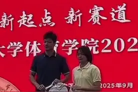 18岁全红婵成为大一新生，开学日和院长苏炳添合影，就读暨大运动训练专业