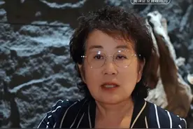 行人也要安全距离：以后走路要谨记 以后各位走路记得也要保持安全距离了，青岛中院的一起普法案例刷新网友认知。在青岛李沧区，刘老太和王某在人行道一前一后行走，刘老太突然转身撞上正打电话的王某，刘老太骨折，经鉴定构成十级伤残，遂将王某起诉至法院，索赔18.8万。常人觉得王某无责，毕竟前方行人突然转身难以预见，他不存在侵权行为，最多是出于人道主义补偿。但法官认为王某未保持安全距离，需负次要责任。一般事故主次责任按三七开，王某应承担约5.64万赔偿。经法官调解，王某最终赔偿7万，双方对此结果满意。可“行人安全距离”让不少人觉得新鲜，这样超出普通人认知的案例成典型案例，不禁让人好奇宣传目的﻿#民生 ﻿﻿#社会 ﻿﻿#普法 #行人 #安全距离视频封面