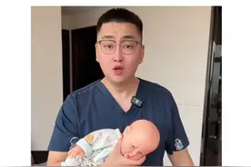 一只手臂就能轻松搞定飞机抱，老公胳膊有劲，艾特他来学学#育儿 #飞机抱 #新手爸妈育儿指南