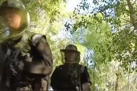 一巴掌拍死100多只蚊虫！边防战士驻守“蚊虫王国”，在最艰苦的环境里奉献着最美的青春！致敬边防战士！#身后是我的祖国#追星就追人民子弟兵 视频封面