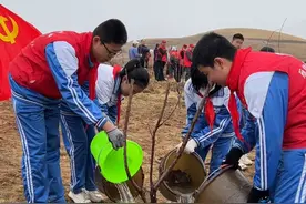 春风拂面好时节，植树播绿正当时。4月5日，市委常委、区委书记李万岳，区委副书记、区长崔振华，区人大常委会主任俞天平，区政协主席徐兴平等区领导与广大干部职工、志愿者、群众共同开展凉州区春季义务植树造林活动，以实际行动落实绿色发展理念，为凉州大地增绿添彩。#春季植树造林  #生态造林  #厚道甘肃视频封面