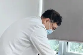 肌肉痉挛、扭伤导致的疼痛，手法治疗缓解疼痛，一招见效。 平常生活中老年人一定要注意行动缓慢，避免大幅度动作导致肌肉痉挛扭伤。#中医程志安主任 #肌肉疼痛 #腰椎疼痛 #健康dou起来 #骨科