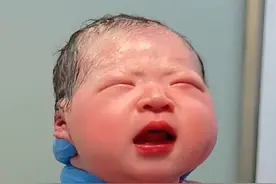 好厉害！3月20日（报道），福建，37周孕妇羊水破裂无法行动，120调度员指导13岁男孩给妈妈接生，并顺利用口罩给弟弟脐带结扎。视频封面