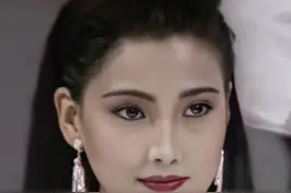 你根本不知道初代 #国模 有多惊艳！每一位都美的令人心颤 #模特时刻 留意那套蓝色Look，丝毫不逊香奈儿！视频封面