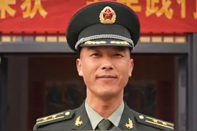 军人刘近向大家拜年了 ”全军践行强军目标标兵个人“ 汝南籍现役军人刘近向大家拜年#刘近 #拜年 #汝南视频封面