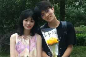 去年高考完牵手跑出考场的情侣后续：男生复读一年后女友手捧鲜花迎接其下考（视频来源：@陳梓潼 ）视频封面