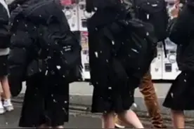 日本遭强寒潮侵袭，多地学校仍禁止穿裤袜！学生集体呼吁“取消黑校规”视频封面