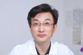 一到夏天手上就长这种小水泡，医生教你一招 #汗疱疹 #手指水泡 #换季健康攻略 #止痒 #科普