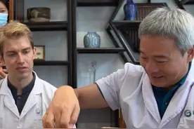 老中医宋兆普帮患者针灸缓解腿疼，施针后自信让他随便蹲起蹦跳，老人啧啧称奇“我服气了”视频封面