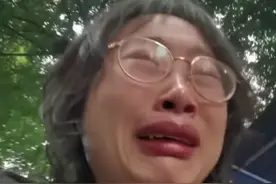 22岁女生参加聚会前烫头结果秒变大妈?直接丑哭了!#万万没想到 #社会百态 #搞笑 #过年