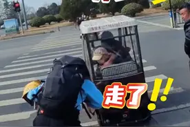 女生骑车在斑马线处等红灯 被一带小孩的三轮车硬挤压住了脚 驾车阿姨看了一眼后径直离开（小编：吕）#社会百态 #离谱 #交通 #河南视频封面