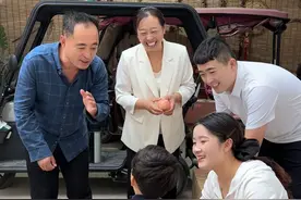 婆婆提前她大孙子买的生日礼物，赞赞从看见开始就止不住的兴奋，果然隔辈亲这话是有道理的，俩儿子的生日俺妈是都一个没记住，但有关孙子的是一点都忘不了#婆媳 #亲子时光 #家庭 #记录真实生活视频封面
