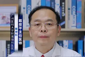 #涨知识 @平先生说心理 奥氮平通常是指奥氮平片，其适用于精神分裂症、双相情感障碍躁狂发作以及双相情感障碍抑郁发作等情况。通常不能与CYP1A2 酶诱导剂、抗帕金森类药物、增加QTc间期的药物等药一起用，以免降低彼此的药效，不利于疾病的恢复。
1、CYP1A2 酶诱导剂：例如卡马西平片，奥氮平片的代谢可被卡马西平片中的卡马西平诱导，可以导致奥氮平片的药物浓度降低，影响到其对疾病的治疗，因此通常不能一起用。此外，还有马来酸氟伏沙明片也不能一起使用，马来酸氟伏沙明片中的氟伏沙明也是一种CYP1A2抑制剂，可以显著地抑制奥氮平片中奥氮平的代谢，导致医生无法通过正常用药剂量给患者用药，影响到病情的好转；
2、抗帕金森类药物：例如盐酸司来吉兰片、左旋多巴片等抗帕金森类药物，在服用奥氮平片后可能会导致帕金森患者的震颤等症状可能会加重，不利于其病情的好转；
3、增加QTc间期的药物：例如克拉霉素缓释片、多潘立酮片等，奥氮平与已知能增加 QTc间期的药物合用时，应当谨慎，否则可能容易引起恶性的心律失常等。
此外，奥氮平还不能与氯化钾、普兰林肽、舒必利、沙利度胺、噻托溴铵等药物一起使用，因容易增加不良反应的严重程度，所以使用前需要咨询药师。另外，若自身为易过敏体质，需谨慎使用，避免引起过敏反应，出现恶心、呕吐等不适。温馨提示：使用药物需要在专业医生的指导下，切不可擅自用药，要遵医嘱用药。
 #夏季健康全攻略 #小荷健康问专家 @创作灵感小助手视频封面