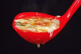 西红柿蛋花汤，像我这样做好这几步，汤鲜味美，鸡蛋不散花 大人小孩都爱喝#西红柿炒鸡蛋 #鸡蛋的神仙吃法 #蛋花汤 #跟着抖音学做菜 #拒绝无聊的100种方式 #春日美食大赏 @DOU+小助手 视频封面