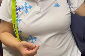 8月9日，陕西西安，女子地铁上要求乘客给她女儿让座，被拒后怒称“我是老师”，并质问他人“你是不是大学生，把手机拿过来”视频封面