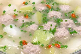 冬瓜丸子汤 冬吃萝卜夏吃姜，不如#冬瓜丸子汤 ，怎么才能做到汤鲜味美，丸子Q弹不散，详细做法请查收#冬瓜汤 #丸子汤