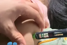 3月11日河南郑州，9岁女孩一吃馒头或肉蛋奶就浑身散发异味 确诊为苯丙酮尿症，家长：不敢让孩子在学校吃饭，医生：不及时治疗 可能成痴呆儿#河南dou知道视频封面