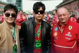 周杰伦林志颖法拉利领队合影 本人配文：我是藤原拓海 3月23日，F1上海站的赛事结束后，周杰伦晒出了他和林志颖以及法拉利车队领队弗雷德里克-瓦塞尔的合影，周杰伦配文写道：“［我是藤原拓海 我想加入你的车队］这句电影台词好适合。”（来源：@沪上车轮子 @上海街拍）#周杰伦视频封面