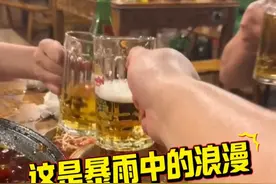 重庆遇大暴雨火锅店被淹，食客踩着啤酒箱坚持吃完火锅，结账时老板直接免单。食客：体验了盘正宗重庆水火锅…#重庆#重庆火锅#暴雨#川渝人的松弛感#吃货日常