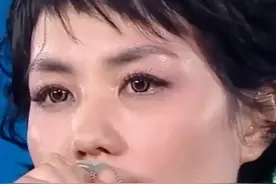 王菲低调现身2025蛇年央视春晚彩排，引发广泛关注和猜测。 #热点视频封面