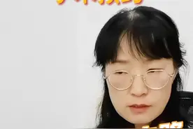 石女的重生之路：腹膜再造阴道术的医学奇迹 石女，即先天无阴道的女性，由于生理结构的缺陷，她们无法像普通女性一样拥有正常的生殖功能。对她们而言，身体上的缺失不仅带来了生理上的障碍，更造成了心理上的困扰。随着医学的进步，腹膜再造阴道手术为这些女性提供了新的希望，成为她们重获自信与完整人生的关键。
腹膜再造阴道术是一项高度专业化的手术，医生通过使用患者自身的腹膜组织，重建阴道结构，恢复其生理功能。与传统的皮肤移植或其他材料相比，腹膜组织的再生能力强，术后效果更加自然，且大大降低了并发症的风险。这项手术不仅改善了石女的生活质量，还赋予她们更积极的心理状态，帮助她们重新融入社会。
对于石女来说，这不仅仅是一场手术，而是一场重生之旅。腹膜再造阴道术体现了现代医学的奇迹，也为无数女性带来了光明与希望。
#石女 #妇科 #门诊日常  #门诊故事 #硬核健康科普行动视频封面