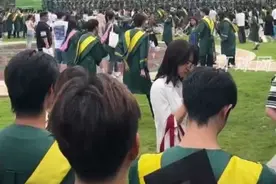 北理工学位服被吐槽像结界兽，学校回应：可免费租借往年学位服，学生调侃道：十年树木，百年树人 ，现在真成树了