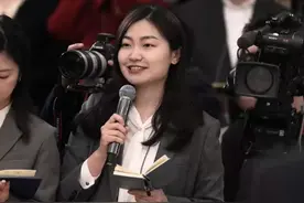 工人日报记者提问羊毅委员：我国低空经济发展的整体情况如何 我国已经迎来了低空经济黄金机遇期、产业腾飞期低空经济迎风起势展翅飞翔，将成为经济增长的新引擎，激活消费新业态，空中之城将不再是梦想。（工人日报客户端记者 曲欣悦 王伟伟）#2024全国两会 #我国迎来低空经济黄金机遇期 #委员通道视频封面