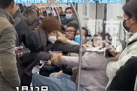 上海地铁内俩女子因小事起争执，当场上演“武林争霸”直接看呆其他人 #上海 #上海地铁 #社会新闻视频封面