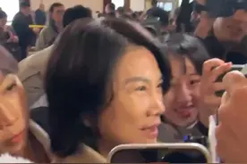 两会声音丨董明珠：我很开心，我们台湾用了世界上最好的技术产品
3月5日，全国人大代表、格力电器董事长董明珠在接受记者采访时表示，格力现在在台湾的销量已经排在第一了，对于这个成绩，“我很开心，开心不是因为我的销量，而是因为我们台湾用了世界上最好的技术产品”。视频封面