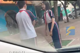 9月20日 ，天津。女儿跟同班男同学聊天，父亲坐车内眼神愈发犀利。#女儿 #搞笑视频封面