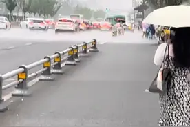 成都下雨的“边界感”：几米之隔 一边下雨一边晴 #成都下雨精确到街道