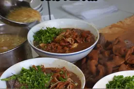 北京卤煮 不好意思各位文案写错了，这是陈记，不是小肠陈这是两家原谅小编 #北京美食 #北京卤煮 #卤煮 #卤煮火烧