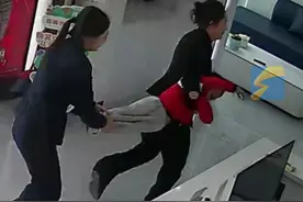3月24日，山东青岛。小孩哥口腔诊所看牙突然逃跑，两名工作人员闪电追出抬回。店长：都很熟闹着玩，小孩儿很配合。#青岛 #小孩哥 #拔牙视频封面
