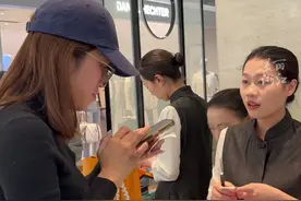 #晚上8点杭州金店还排了长队  ，女儿给妈妈买金饰当母亲节礼物：希望金价别涨了（记者：傅逸伦）视频封面