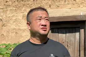 爷爷那座曾承载着家族荣光的四合院，在风雨中静默了三百个春秋。 青砖黛瓦间攀爬着岁月的藤蔓，雕花门楣上沉淀着时光的印记。我用三百六十五个晨昏与它对话，以匠心为笔，以热爱为墨，一笔一画描摹它最初的容颜。当最后一片瓦当归位时，夕阳为这座重生的院落镀上金边，仿佛看见爷爷站在垂花门下，对着修葺一新的老宅颔首微笑。这不止是对古建筑的礼赞，更是对血脉里那份执念的温柔回应。#新农人计划2025 #乡村守护人 #改造前vs改造后 #四合院改造