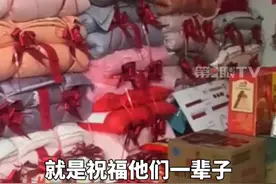 重庆一对新人结婚，女方准备的婚被嫁妆堆满墙！都是亲友对新人最好的祝福，寓意着“幸福一辈子”。#喜结良缘 #婚被 #结婚习俗 #新婚大喜视频封面