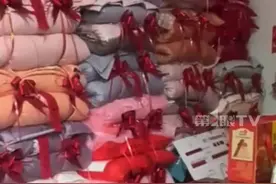 重庆一对新人结婚，女方准备的婚被嫁妆堆满墙！都是亲友对新人最好的祝福，寓意着“幸福一辈子”。#喜结良缘 #婚被 #结婚习俗 #新婚大喜视频封面