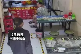 7月19日，河南平顶山。一位卖篮老人雨天口渴到饭店借水，好心老板打包早餐送他#暖心 #河南dou知道  视频封面