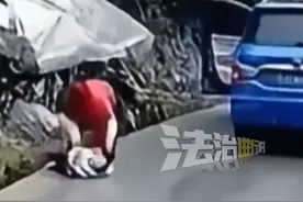 母亲带孩子坐副驾没系好安全带 拐弯时突然打开被甩出车外 提示：坐车时一定要系好安全带（黄）#安全带 #危险 #副驾驶视频封面
