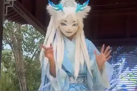 万岁山网红NPC蓝狐狸被曝婚内出轨粉丝   景区：“蓝狐狸”的扮演者已被辞退