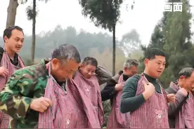 当云贵川渝男人穿上围裙“战袍” 就说明马上过年了 ， 网友：不洗碗是他们最后的倔强，专家：体现了男人对家庭的重视和关爱！#川渝男人 #贵州 #新年战袍视频封面