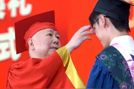 一个都不能少！武汉一校长连续11年为毕业生拨穗，每次站2天
6月20日，中南财经政法大学2024年毕业典礼举行。校长杨灿明用2天时间为该校8000余名毕业生拨穗。今年，是杨灿明为学生拨穗的第11年，从2014年起，他已为8万多名毕业生拨穗。视频封面