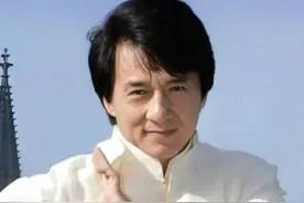 明明是同根亲兄弟，为何成龙两哥哥一贫如洗？差距的背后竟是跨越山海的亲情#成龙 #房道龙 #功夫巨星 #娱乐评论大赏 #内容启发搜索