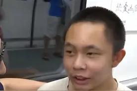 6月29日，广州地铁12号线东西段（大学城南-二沙岛、浔峰岗-广州体育馆）开通运营，有市民接受采访时，演唱自己为地铁12号线创作的歌曲。（广东台记者：岳阳）