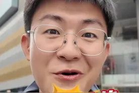 官宣！#川超真的要来了  8月8日，“川超”与川台正式签约，观观主播东昊直接连线因“苏超”爆火的江苏博主@叨叨傅 分享喜讯，还没得瑟够就连遭“暴击”……