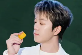 王栎鑫有多宠娃？几十万的话筒随便让孩子涂鸦 #王栎鑫视频封面