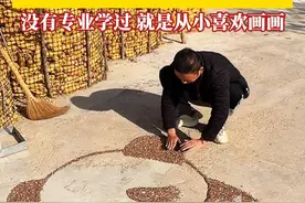 山东小伙花费5小时，用黑麦“画”出超可爱大熊猫：没用专业学过，就是从小喜欢画画。一般都用麦子、玉米芯等家里有的东西，在农闲时作画。#山东小伙用黑麦画出超可爱大熊猫 #手艺人 #农村生活视频封面
