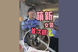 00后萌新女警首次抓蛇！女警：拿捏~ #云南警事 #守护有一种叫云南的生活 @曲靖警方 @陆良警方